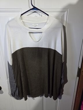 Maurices Three-Tone Keyhole Crewneck Top in White, Olive & Gray